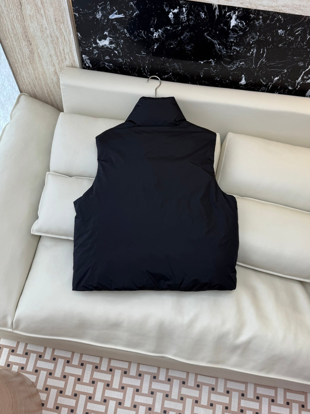 Ami Minimalist Down Vest 90% White Duck Down Black & White