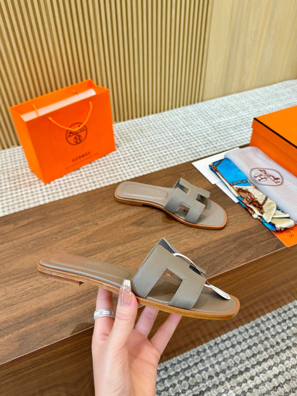 hm Full-Coverage Palm Print Slippers