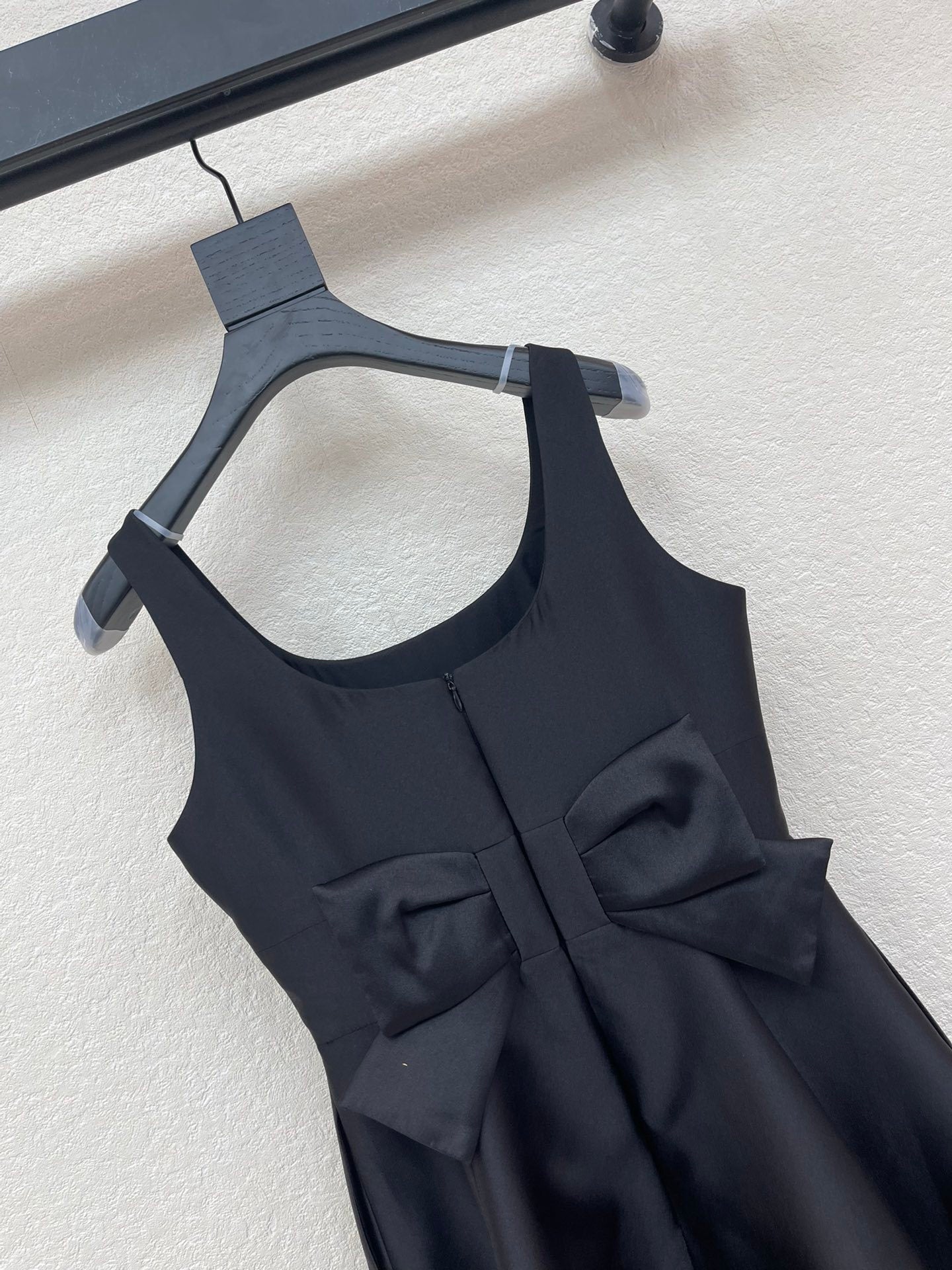 D Hepburn-Style Bow-Back Sleeveless Mini Dress