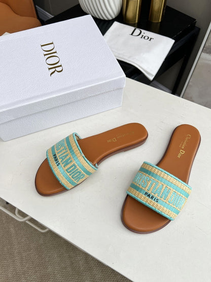 W100 D Letter Slippers