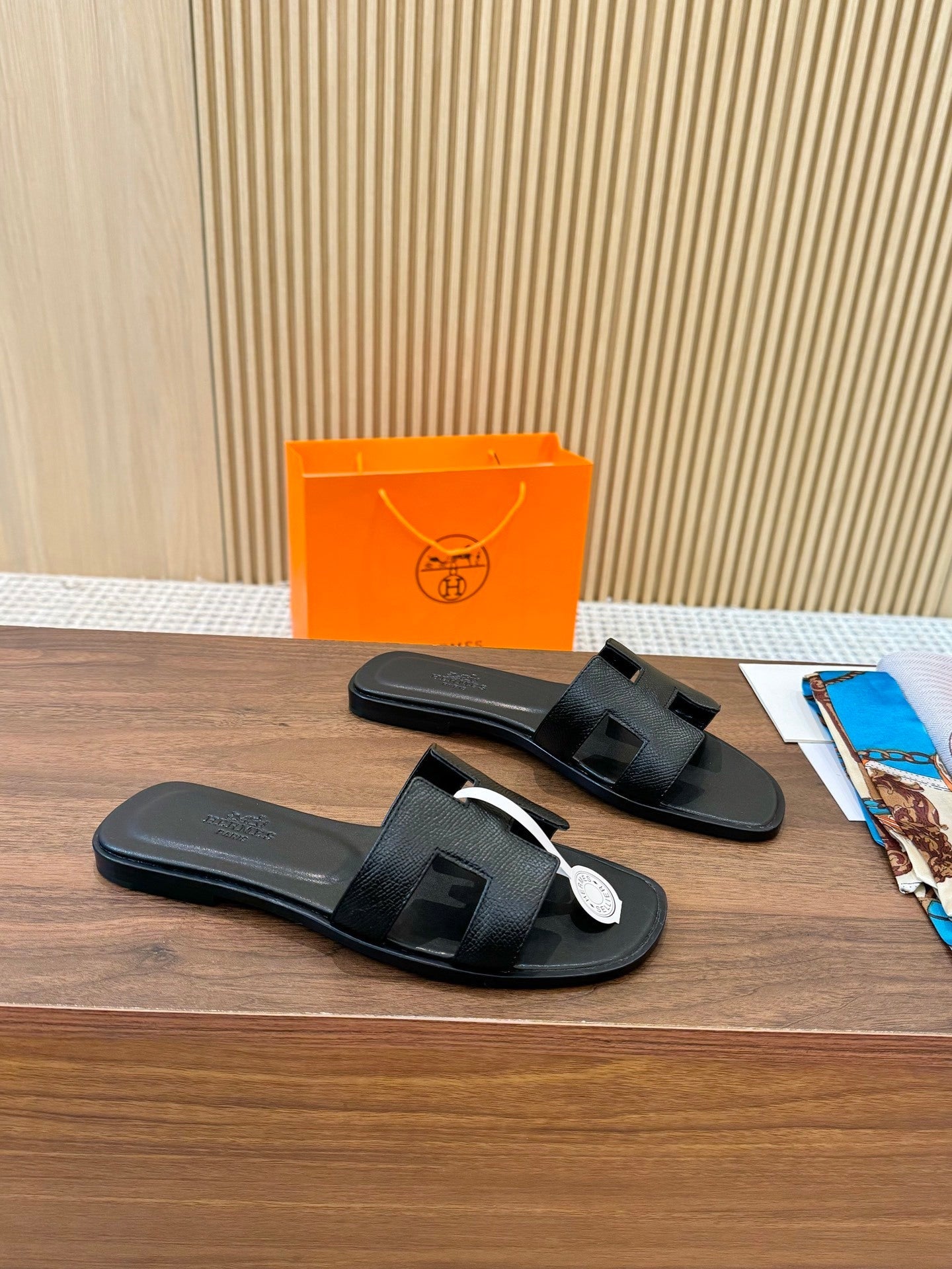 hm Full-Coverage Palm Print Slippers