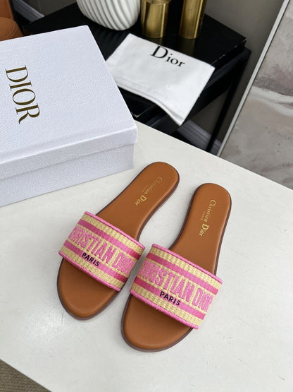 W100 D Letter Slippers