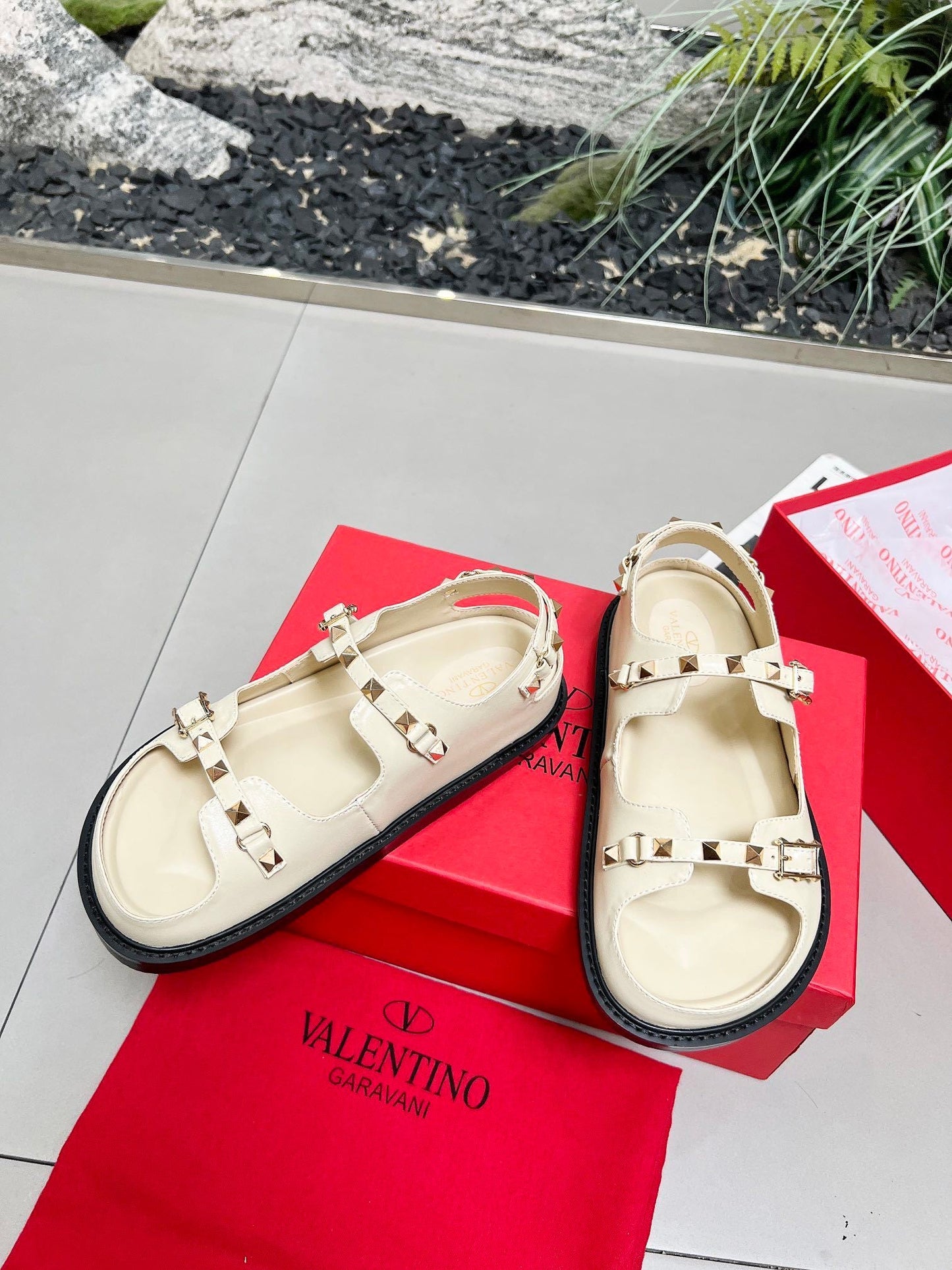 V ino Classic Leather Design Sandals
