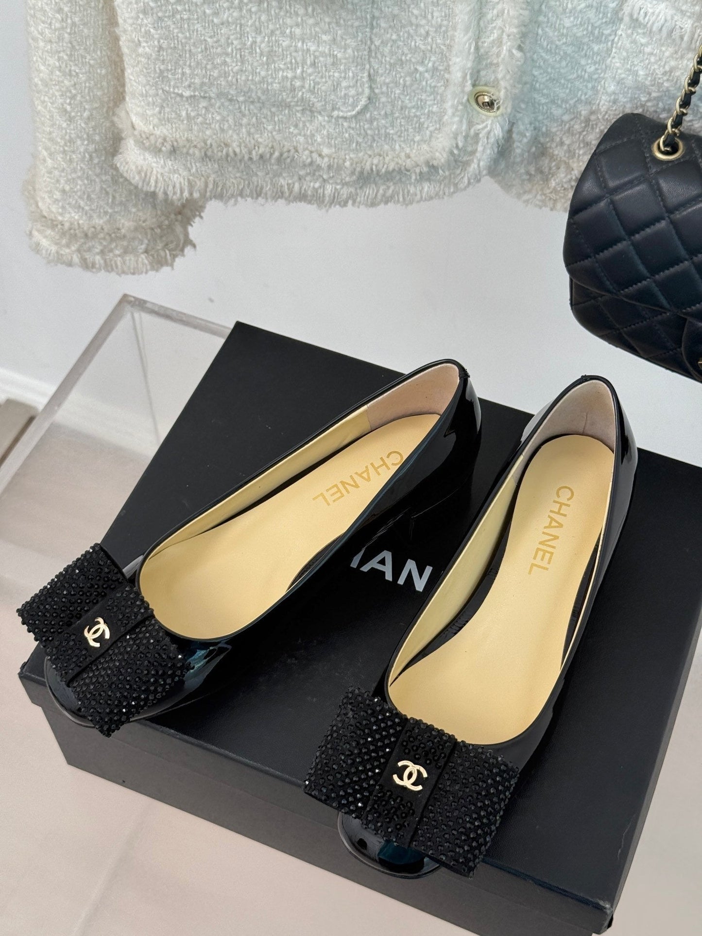 CHEL 25C Rhinestone Bow Chunky Heel Pumps