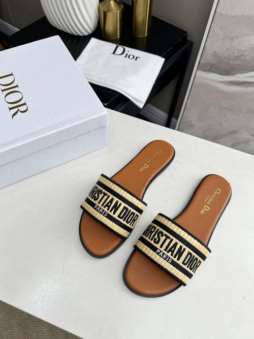 W100 D Letter Slippers