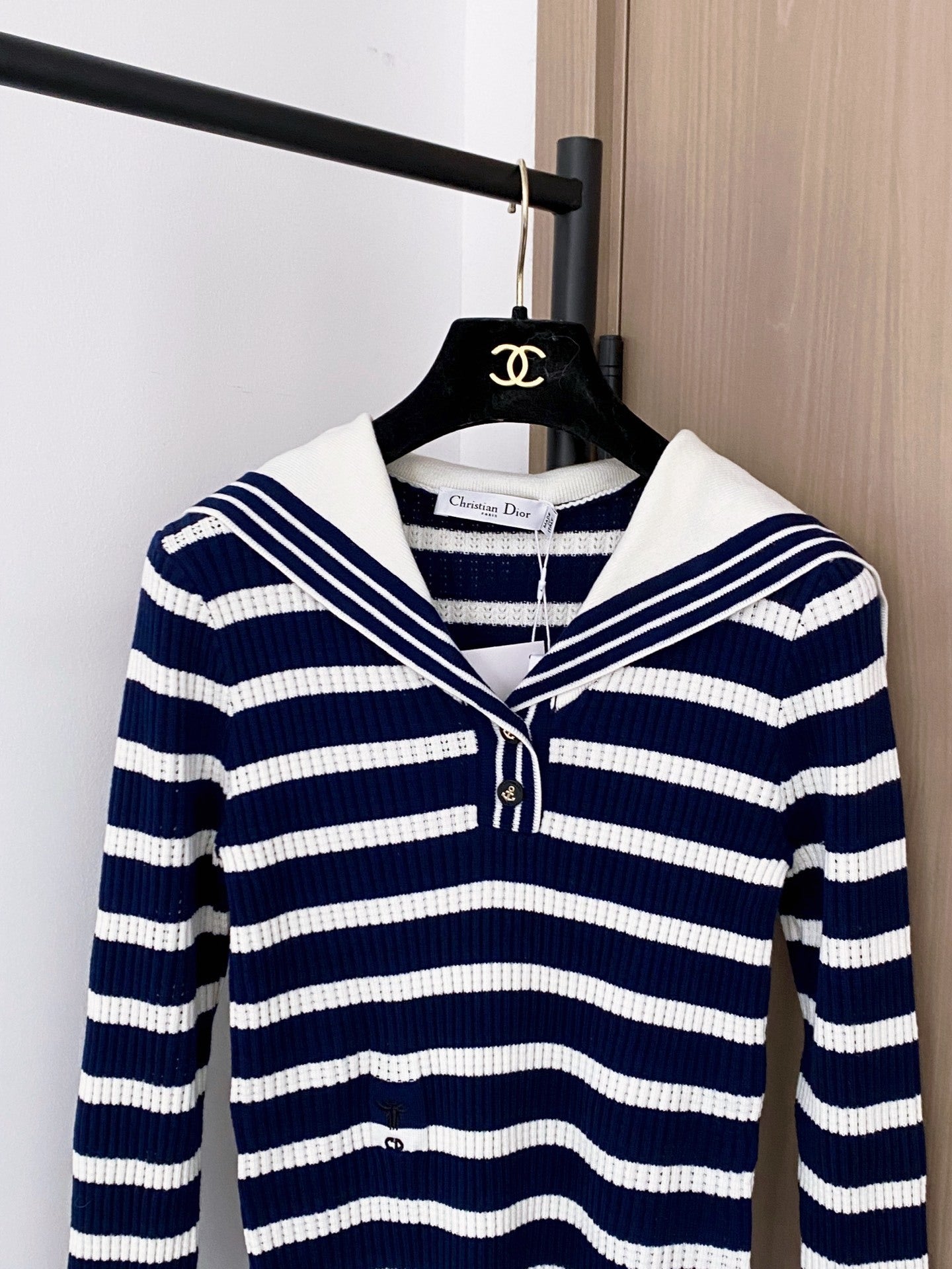 D2025 Two-Tone Navy Collar Long Sleeve Top
