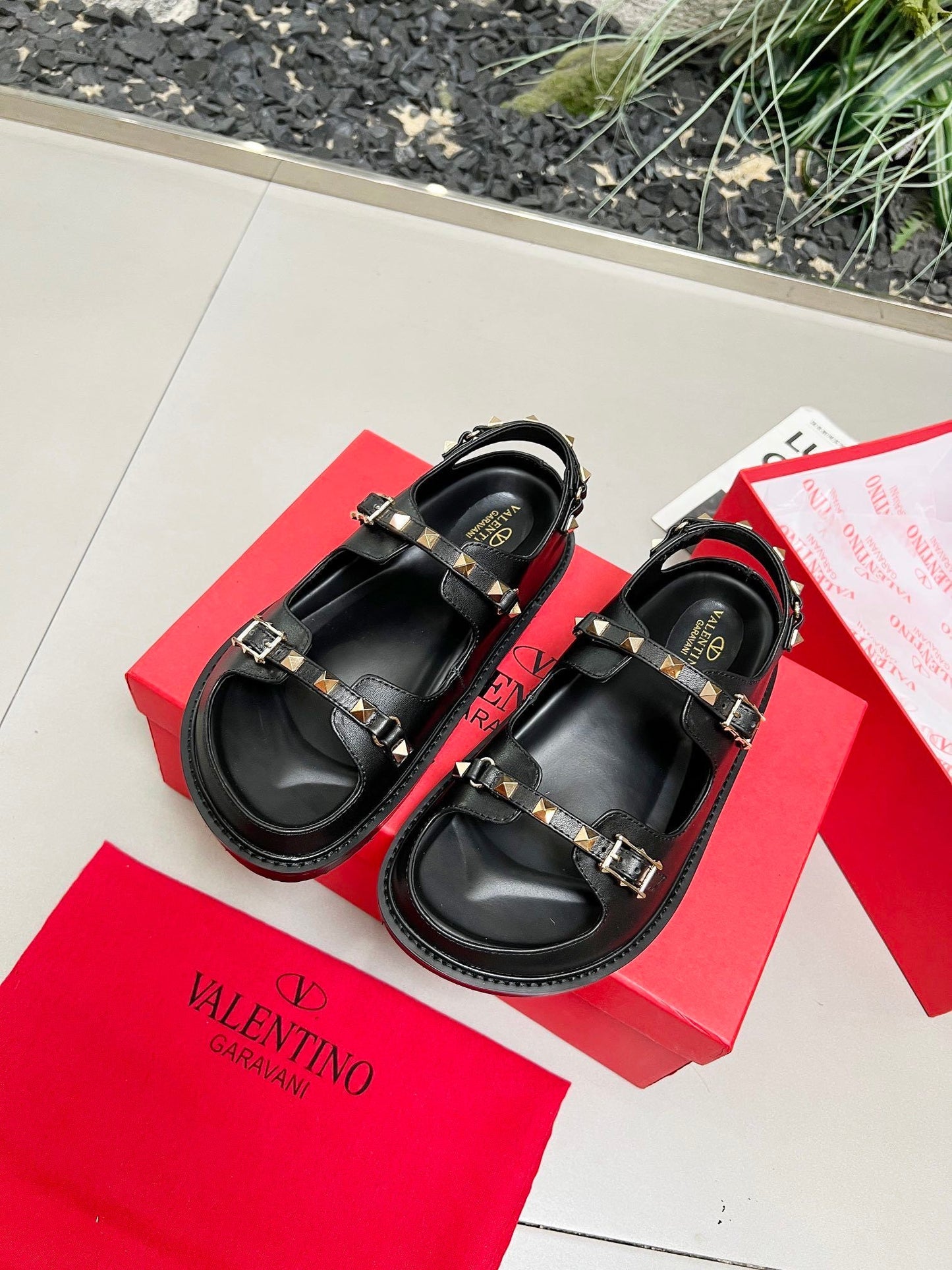 V ino Classic Leather Design Sandals