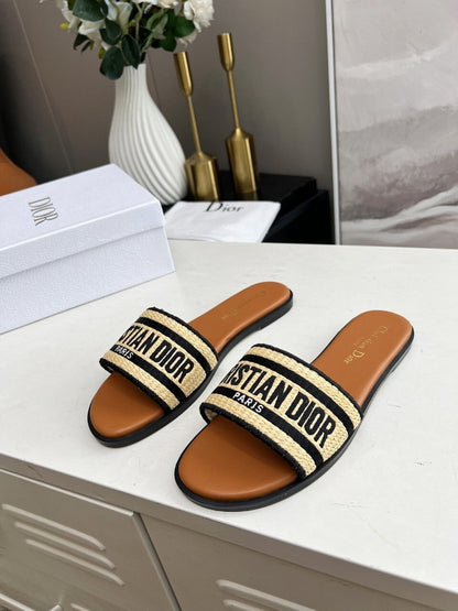 W100 D Letter Slippers