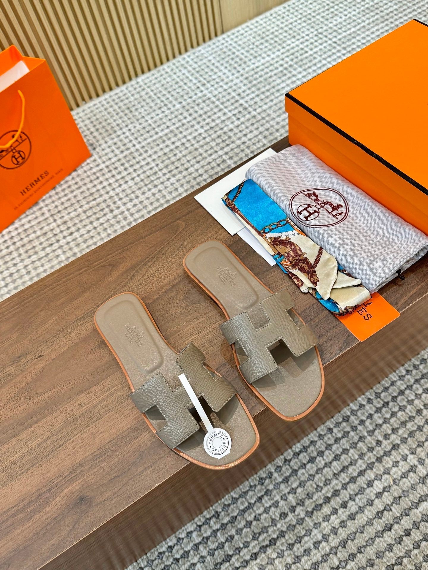 hm Full-Coverage Palm Print Slippers