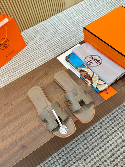 hm Full-Coverage Palm Print Slippers