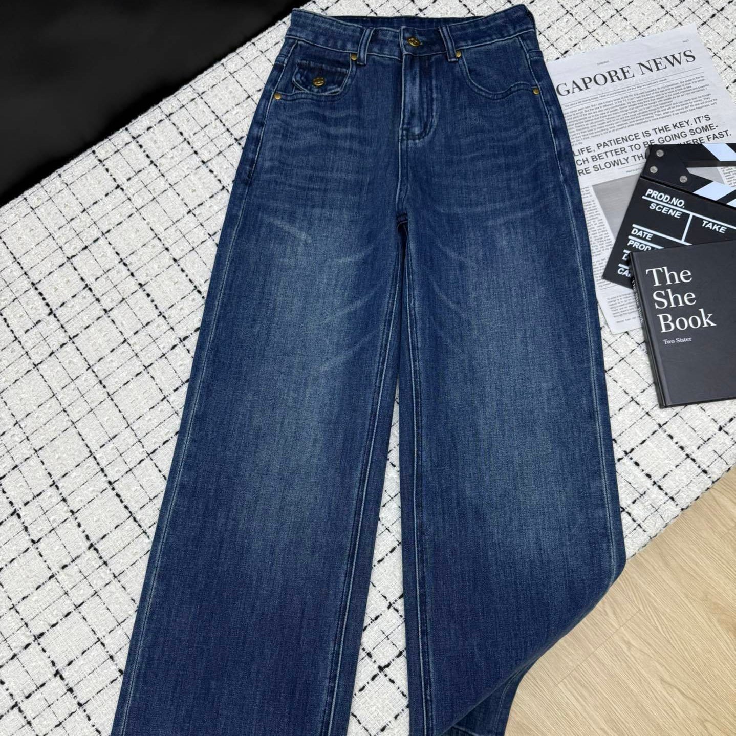 Triomphe Logo Straight-Leg Jeans Retro Style & Frayed Pockets