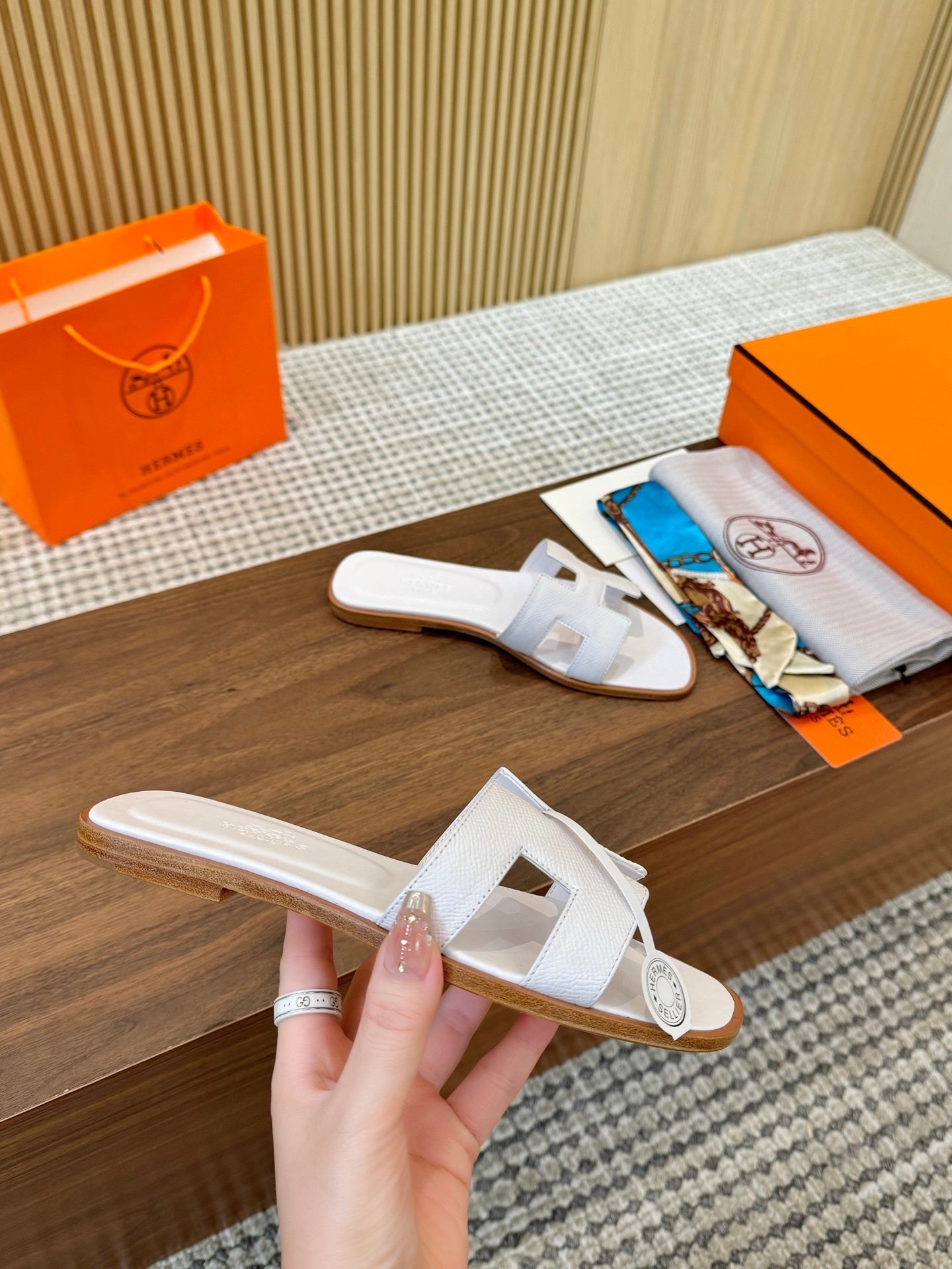 hm Full-Coverage Palm Print Slippers