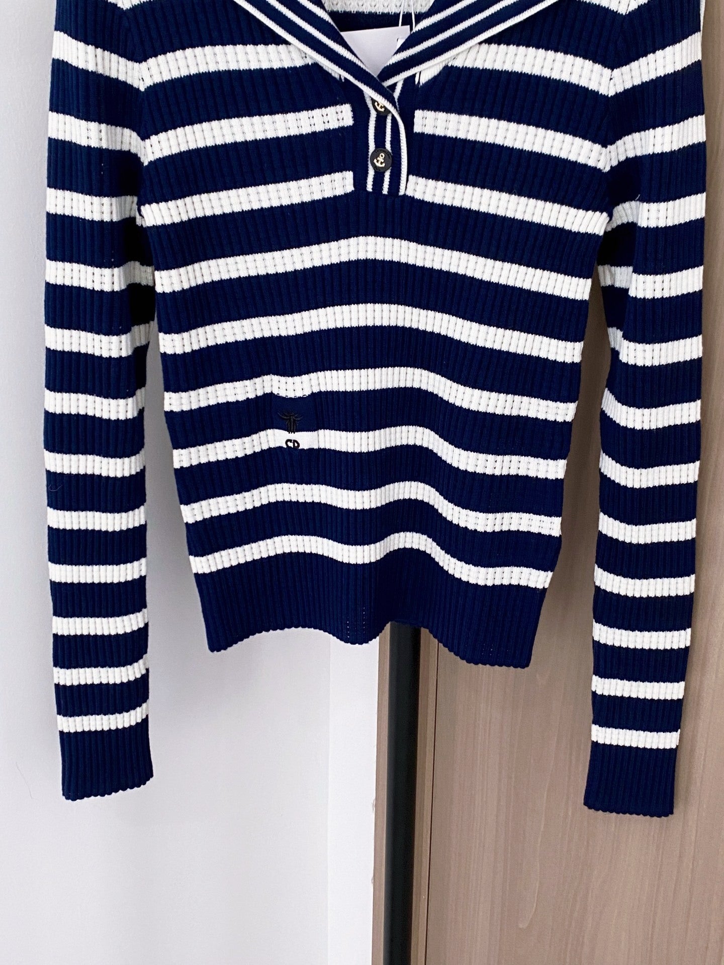 D2025 Two-Tone Navy Collar Long Sleeve Top