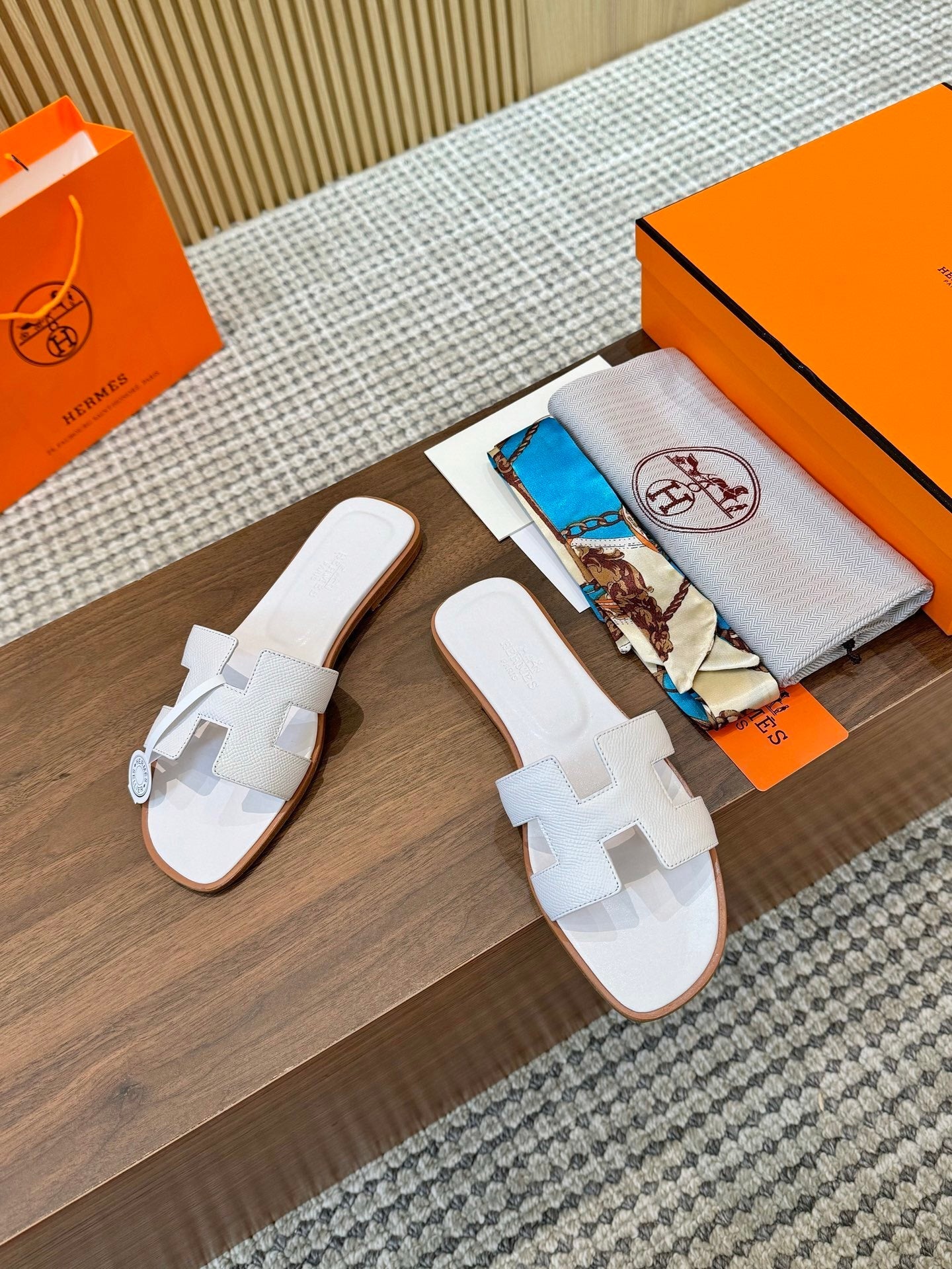 hm Full-Coverage Palm Print Slippers