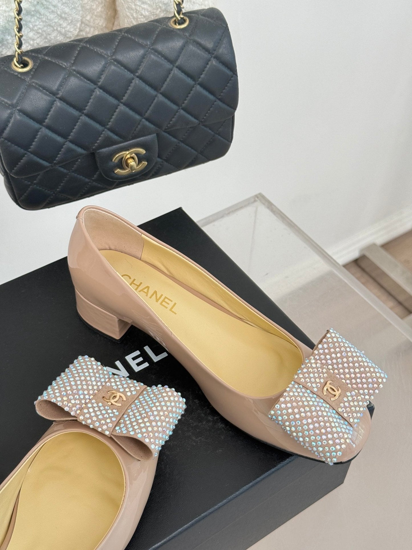 CHEL 25C Rhinestone Bow Chunky Heel Pumps