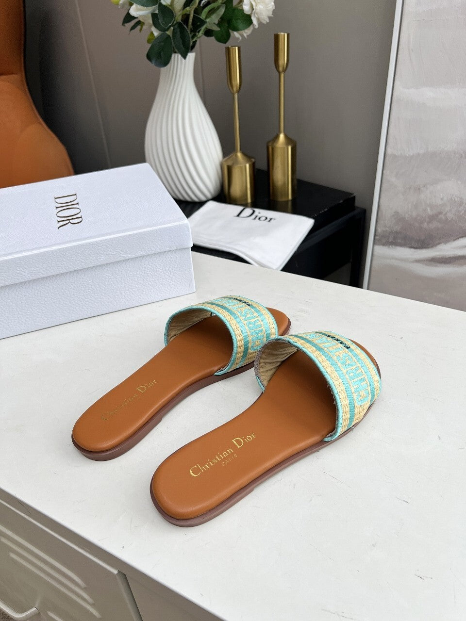 W100 D Letter Slippers