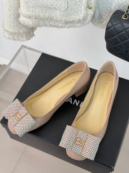 CHEL 25C Rhinestone Bow Chunky Heel Pumps