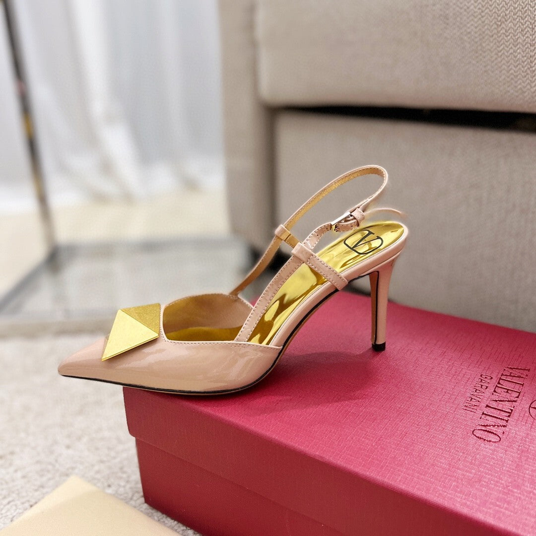 Exquisite Studded Pointed Toe Nude Sandals