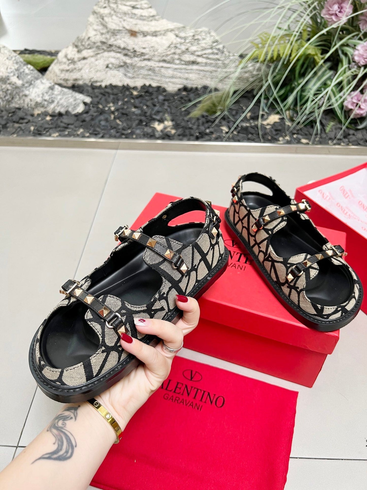 V ino Classic Leather Design Sandals