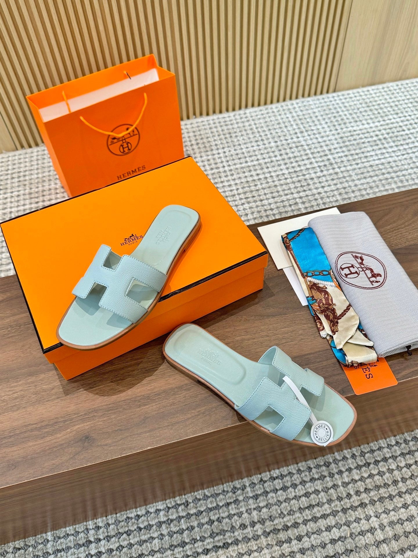 hm Full-Coverage Palm Print Slippers