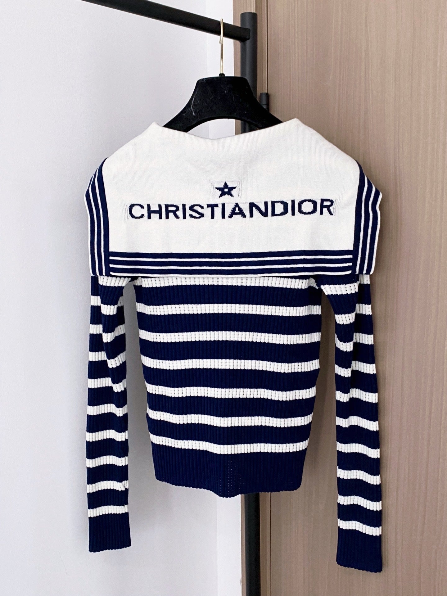 D2025 Two-Tone Navy Collar Long Sleeve Top